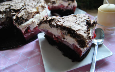 Bezglutenowe czekoladowe ciasto z mascarpone i truskawkami